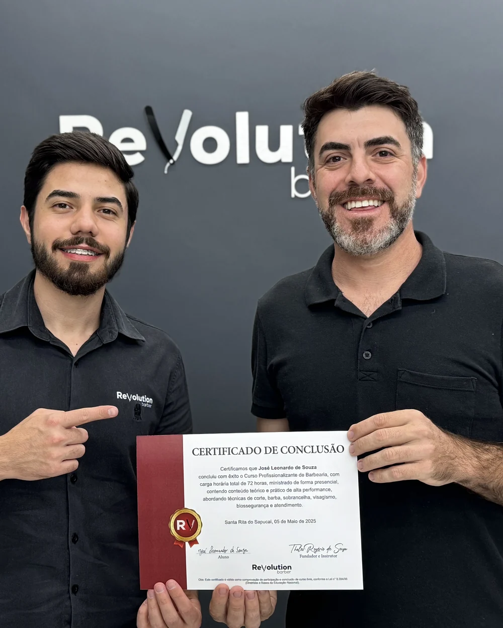 Thales entregando o certificado de conclusão do curso a Leonardo Souza